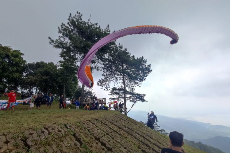 Seorang pilot paralayang mencoba terbang dari Gunung Gajah Telomoyo Kabupaten Semarang