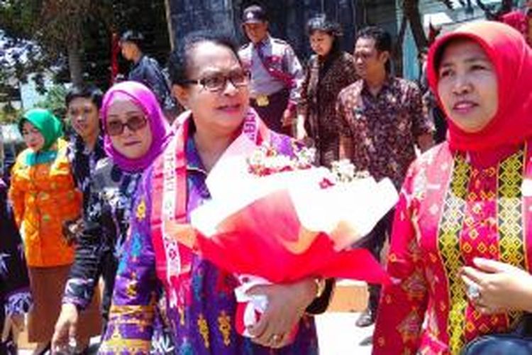 Menteri Pemberdayaan Perempuan dan Perlindungan Anak, Yohana Susana Yembise saat berkunjung di Mataram, Kamis (8/10/2015).