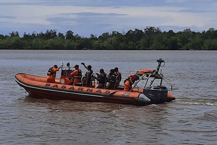 Tim SAR gabungan dari Agats yang dikerahkan untuk melakukan pencarian longboat hilang kontak dari Timika tujuan Agats, Senin (4/1/2021).