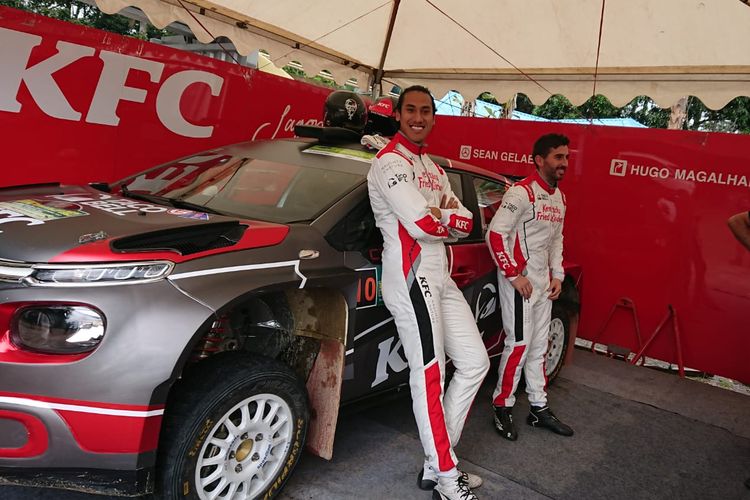 Pereli Tim Jagonya Ayam, Sean Gelael, berpose bersama navigatornya, Hugo Ishmael Magalhaes, jelang sesi shakedown Danau Toba Rally 2021, Jumat (10/12/2021).