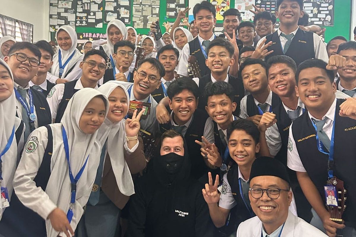 Alan Walker dan siswa-siswi SMA Al-Azhar Medan berfoto bersama.