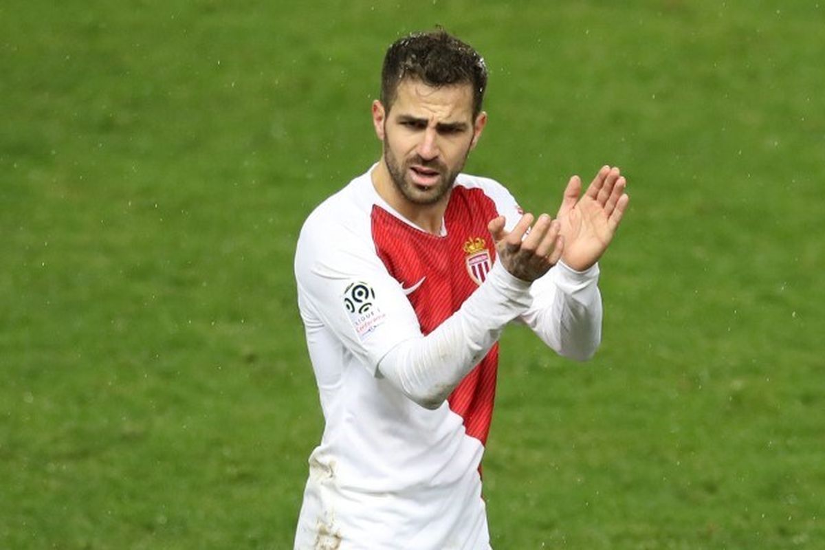 Gelandang Spanyol Monaco, Cesc Fabregas memberi tepuk tangan setelah mencetak gol selama pertandingan sepak bola L1 Prancis, Monaco vs Toulouse pada 2 Februari 2019 di Stadion Louis II di Monako.