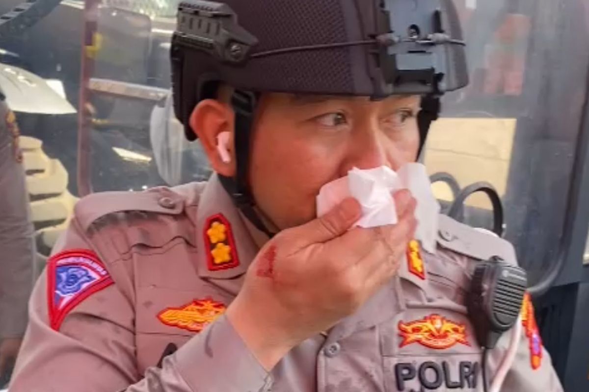 Kasatlantas Polrestabes Surabaya, AKBP Arif Fazlurrahman, saat mengusap darahnya di Kantor DPRD Jatim, Jumat (23/8/2024).