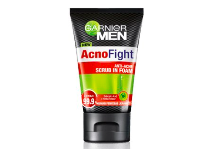 Garnier Acno Fight Anti Acne Scrub In Foam Facial Cleanser, Sabun muka laki-laki untuk kulit berjerawat 

