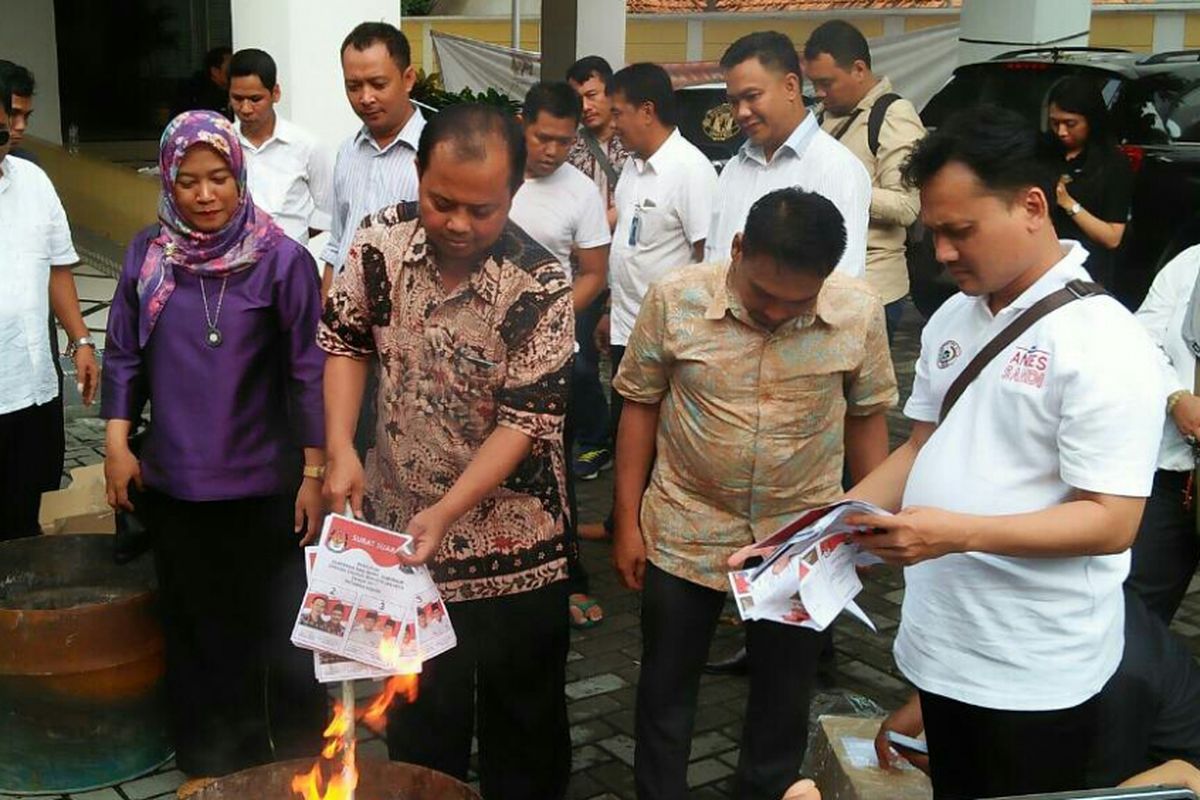 Ketua KPU DKI Jakarta Sumarno memusnahkan surat suara rusak dan berlebih pada putaran kedua Pilkada DKI Jakarta di halaman Kantor KPU DKI, Jalan Salemba Raya, Jakarta Pusat, Selasa (18/4/2017).