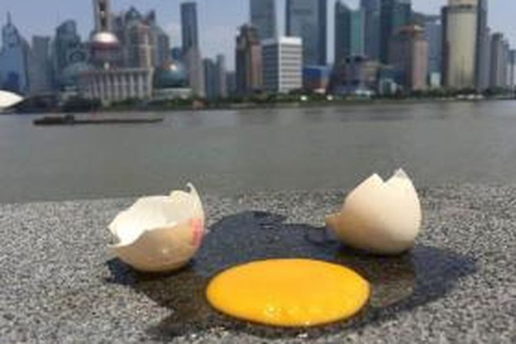 Akibat suhu yang sangat panas di Shanghai, warga bisa memasak telur di atas trotoar hingga matang.