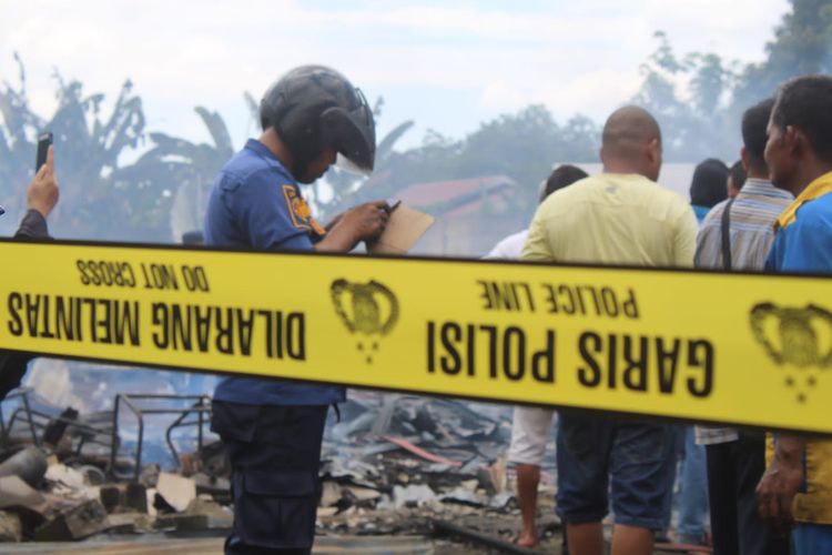 Lokasi kebakaran gudang minyak ilegal di Jambi telah dipasang garis polisi