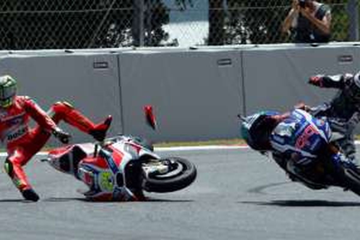 Andrea Iannone (Ducati) dan Jorge Lorenzo (Yamaha Movistar) terpental setelah keduanya bersentuhan.