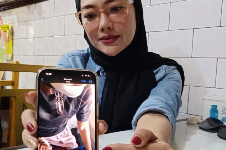 Yulia Maria saat menceritakan tindakan heroiknya membantu ibu hamil melahirkan di pesawat yang sedang mengudara, Rabu (28/6/2023). 