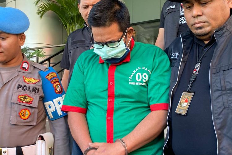 Ibra Azhari ditangkap polisi usai menggunakan sabu. Dia digiring ke Biddokkes Polres Metro Jakarta Barat untuk dites urine, Jumat (5/1/2024). 