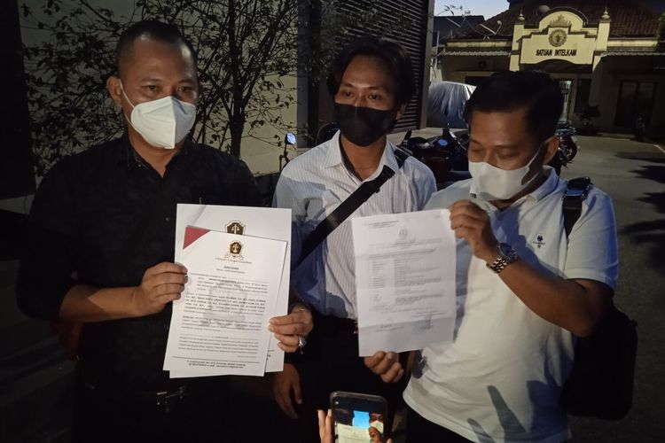 AW (kanan) melaporkan perawat Puskesmas Kedaton, Rendy Kurniawan atas dugaan penganiayaan ke Polresta Bandar Lampung.