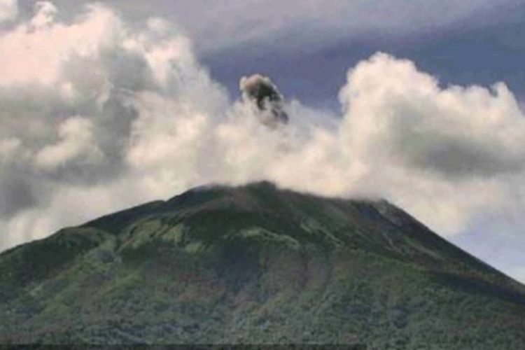 Foto: Gunung api Ile Lewotolok, Kabupaten Lembata, Provinsi NTT, meletus pada Rabu (4/5/2022).