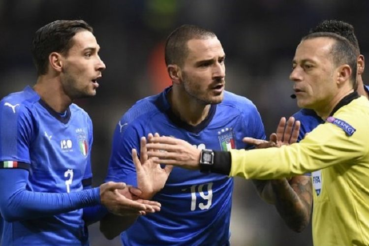 Mattia De Sciglio dan Leonardo Bonucci melakukan protes kepada wasit saat laga persahabatan Italia vs Amerika Serikat di Stadion Luminus Arena Stadium, Genk, 20 November 2018. 