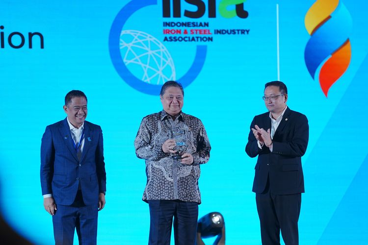 Menteri Koordinator Bidang Perekonomian (Menko Perekonomian) Airlangga Hartarto dalam acara Indonesia Iron Steel Summit & Exhibition (ISSEI) 2025 di Jakarta Convention Center, Rabu (21/5/2025).