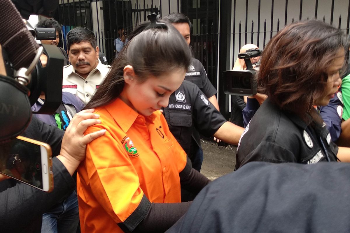 Jennifer Dunn digelandang masuk Rumah Tahanan Narkoba Polda Metro Jaya, Jakarta, Sabtu (6/1/2018).