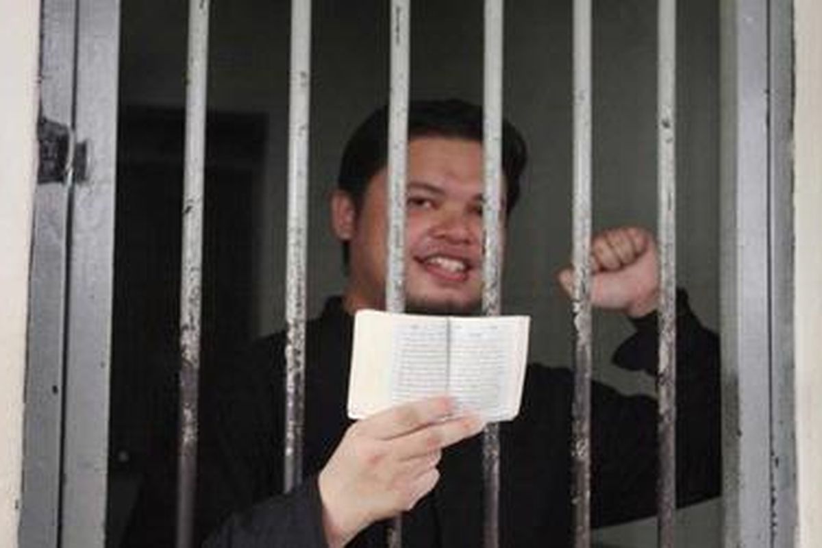 Pendiri sekaligus pemilik situs arrahmah.com, Muhammad Jibriel Abdul Rahman sesaat sebelum menjalani sidang di Pengadilan Negeri Jakarta Selatan, Selasa (23/02/2010). Sidang perdana ini mengagendakan pembacaan dakwaan keterlibatan Jibriel sebagai pemberi dana operasional kelompok teroris dalam pengeboman Hotel JW Mariott dan Ritz-Carlton pada (17/07/2009) lalu. 