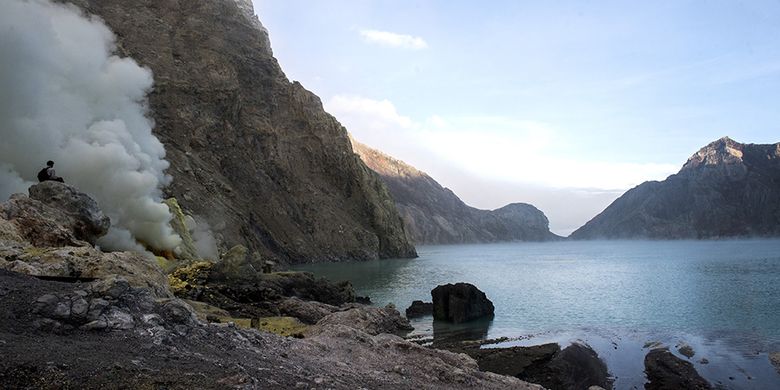 Wisatawan menikmati pemandangan danau kawah gunung Ijen, Banyuwangi, Jawa Timur, Sabtu (23/6/2018). Kawah Ijen dengan kedalaman 200 meter menjadi salah satu dari dua lokasi di dunia yang memiliki fenomena api biru selain Islandia, membuat Ijen menjadi tujuan utama pendaki dari berbagai pelosok negeri hingga mancanegara.