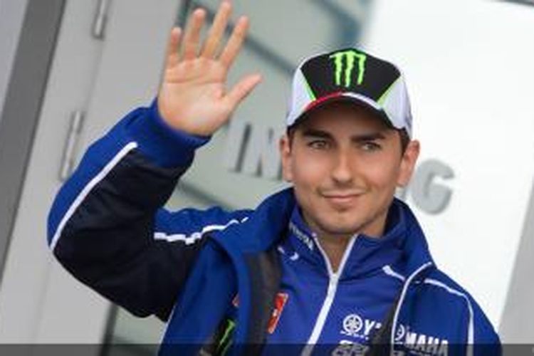 Pebalap Yamaha Factory Racing, Jorge Lorenzo melambaikan tangan sekaligus memberi pernyataan resmi akan berangkat ke Laguna Seca, Rabu (17/7/2013), untuk Balapan GP Jerman, akhir pekan nanti.