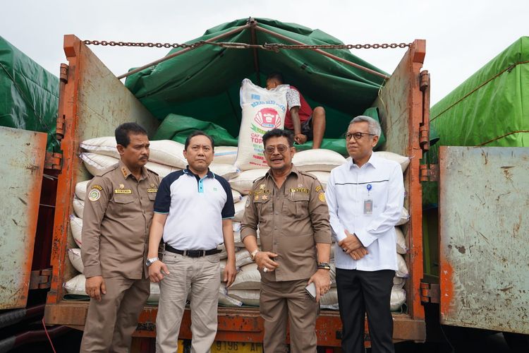 Mentan SYL dan Direktur Utama Food Station Tjipinang Jaya, Pamrihadi Wiraryo di Pasar Induk Cipinang, Selasa (7/2/2023).