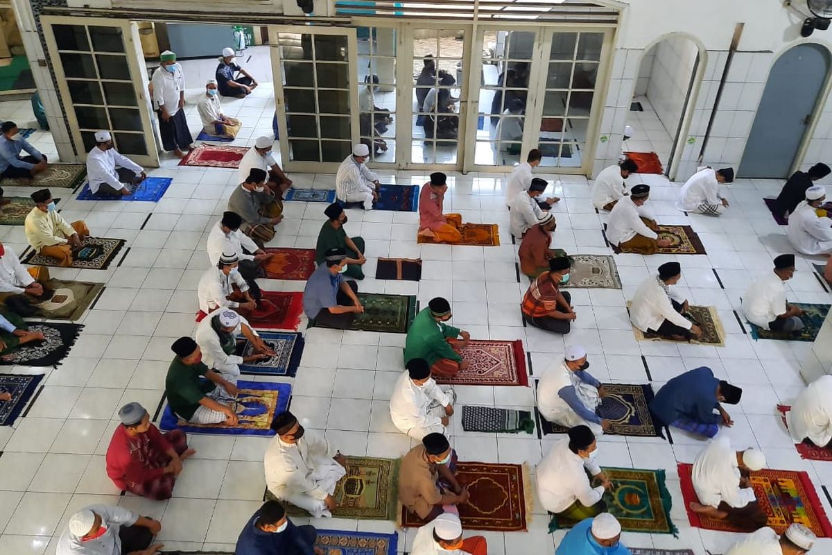 Jemaah Masjid Jamie Baitul Muttaqien Melaksanakan Salat Iduladha 1442 H, Selasa (20/7/2021)