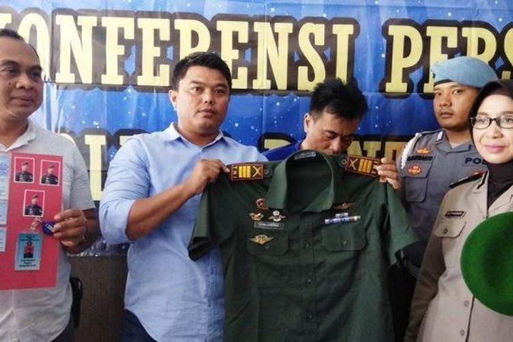 Kasatreskrim polres Bantul AKP Riko Sanjaya didampingi Kasubag Humas Polres Bantul AKP Sulistyaningsih menunjukkan pelaku TNI gadungan dan sejumlah barang bukti (Tribunjogja.com/ Ahmad Syarifudin)