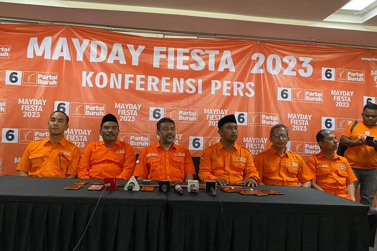 Konferensi pers dalam kegiatan May Day Fiesta untuk memperingati Hari Buruh Internasional tahun 2023 di Istora Senayan, Jakarta Pusat, Senin (1/5/2023). 