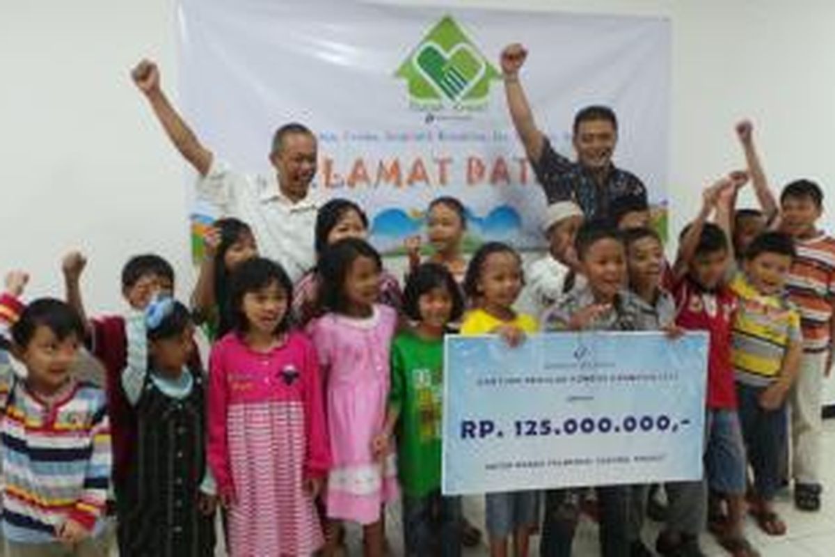 Kompas Gramedia memberikan bantuan kepada 250 pelajar sekolah yang tak mampu. Sabtu (13/7/2013).