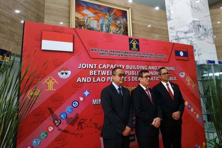 Menkumham Yasonna H Laoly, bersama Dirjen AHU Kemenkumham,Cahyo R Muzhar dan Dubes Indonesia untuk Laos Pratito Soeharyo di lobi Gedung Ditjen AHU Kemenkumham, Kuningan, Jakarta Selatan, Senin (4/11/2019). 