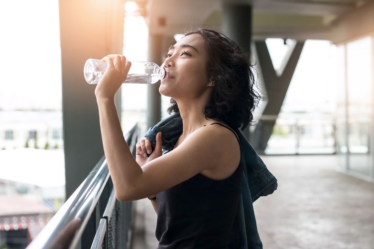 Meminum air untuk menjaga cadangan cairan tubuh dan terhindar dari dehidrasi