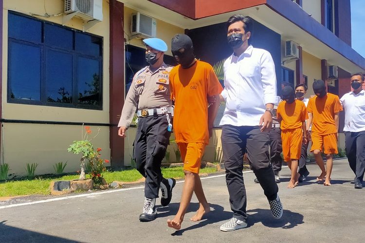 Tiga dari enam pelaku klitih tertangkap reserse kriminal Polres Kulon Progo, Daerah Istimewa Yogyakarta. Tiga pemuda ditahan, tiga lainnya tidak ditahan karena di bawah umur dan sedang menjalani ujian sekolah.