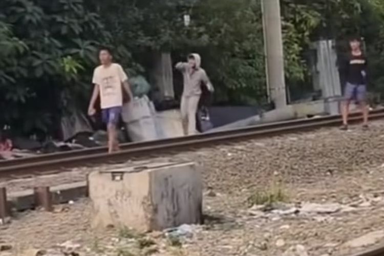 2 Kelompok Remaja Tawuran di Pelintasan Rel Jakbar, Tak Peduli Kereta Melintas