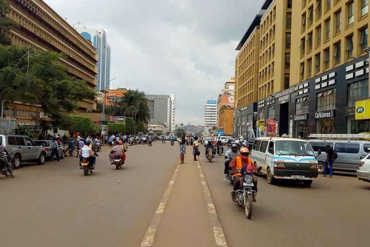 Uganda berencana memberikan sepeda motor listrik gratis ke warganya sebagai upaya untuk mempercepat proses elektrifikasi.