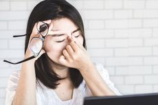 4 Cara Hilangkan Jejak Kacamata di Pangkal Hidung