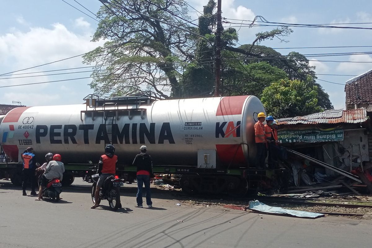 Kereta yang membawa tangki BBM (Bahan Bakar Minyak) pada Minggu (17/4/2022) melintas menuju ke Terminal BBM PT Pertamina di Kota Malang, Jawa Timur setelah menabrak satu unit mini bus jenis Kijang Innova.