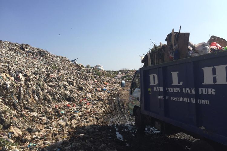 Sebuah kendaraan angkutan sampah memasuki lokasi TPA Pasirsembung, Cianjur, Jawa Barat. Di musim kemarau sekarang lokasi pembuangan akhir sampah itu rutin disiram air untuk mencegah kebakaran