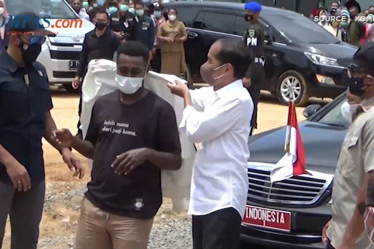 Foto tangkapan layar YouTube Kompas.com Reporter on Location: Presiden Joko Widodo memberikan jaket yang dikenakannya ke salah seorang warga di Sorong, Papua Barat, Senin (4/10/2021).  