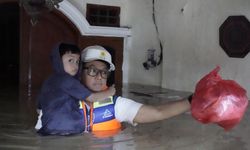PLN Bantu Evakuasi Warga Banjir Bekasi, Warga Sampaikan Ucapan Terima Kasih