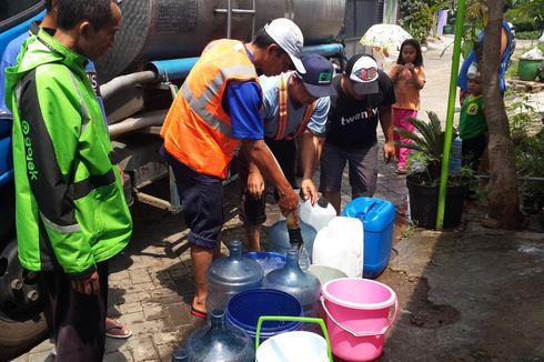 Alami Krisis Air Sepekan, Warga Kota Malang Mandi di SPBU
