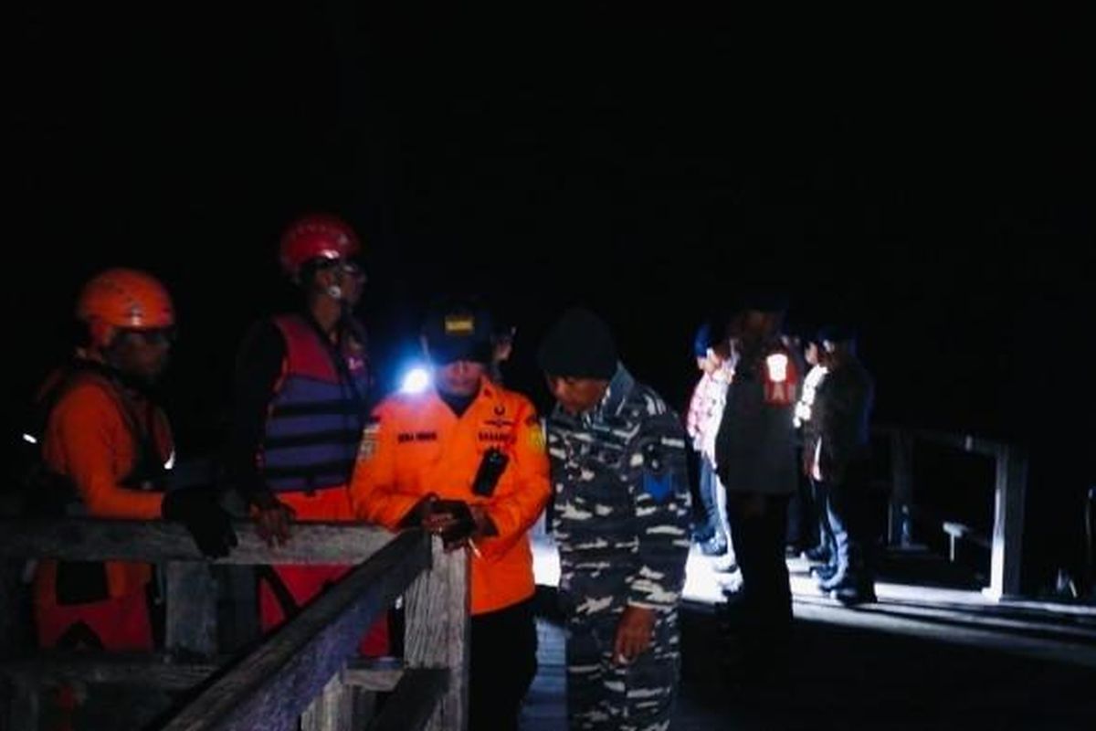 Peristiwa Kapal Motor Penumpang (KMP) Agung Samudera XVIII kandas di Selat Bali, Rabu (16/7) malam.