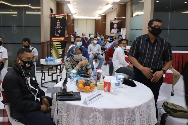Wali Kota Surabaya Tri Rismaharini saat mengikuti rapat evaluasi pelaksanaan masa transisi menuju new normal wilayah Surabaya Raya, di Mapolda Jatim, Minggu (21/6/2020) malam.