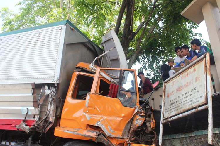 Kondisi truk fuso yang mengalami tabrakan beruntun di ruas jalan raya Sukabumi, Desa Songgom, Kecamatan Gekrong, Kabupaten Cianjur, Jawa Barat, Minggu (03/11/2019) pagi.