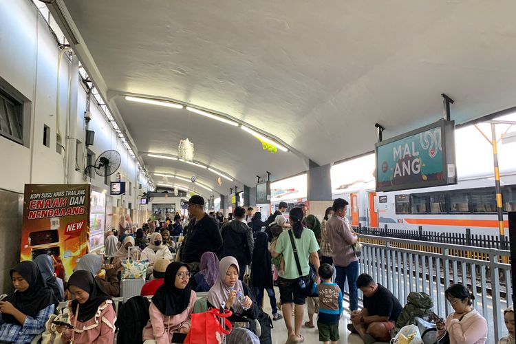 Kondisi di Stasiun Malang, Jawa Timur ramai penumpang pada Selasa (16/4/2024). 