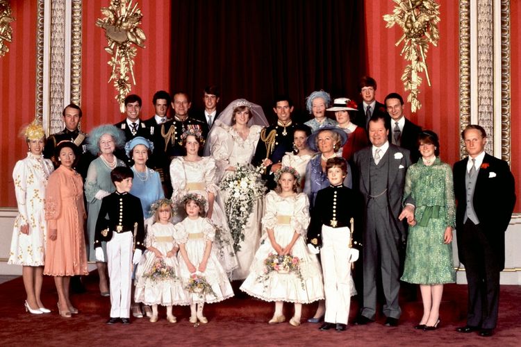 Foto keluarga yang diambil sesaat setelah pernikahan Pangeran Charles dan Putri Diana berlangsung.