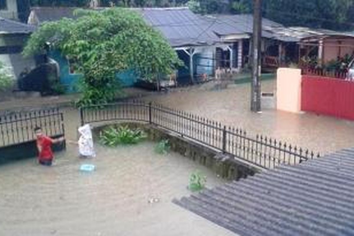 Situasi banjir di Komplek Dosen IKIP di Kelurahan Jatikramat, Kecamatan Jatiasih, Kota Bekasi pada Senin (9/2/2015) siang.
