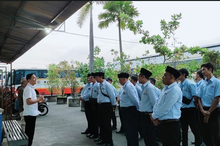 Para kru PO Harapan Jaya. Perusahaan terus berinovasi sebagai strategi meningkatkan performa bisnis sekaligus keamanan dan kenyamanan penumpang.