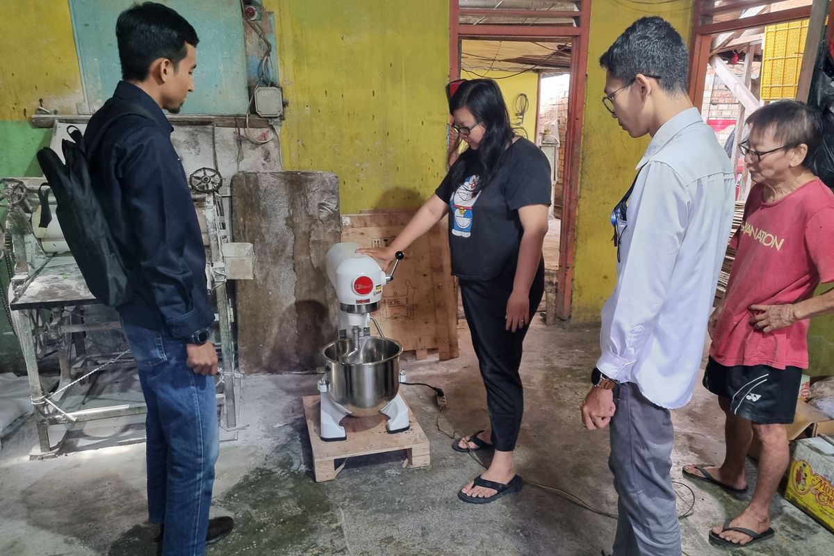 Pemilik Istana Roti Bakery, Diana Wati mencoba alat pengaduk adonan kue bantuan dari PT Bukit Asam Tbk