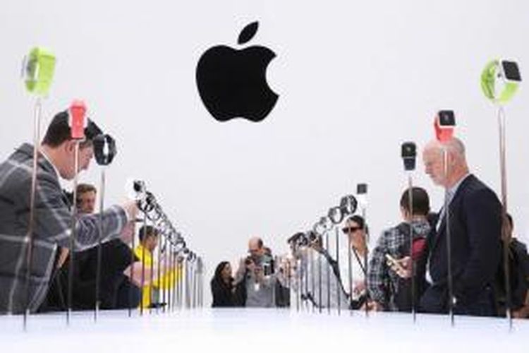 Pengunjung mengamati produk terbaru Apple Watch dalam acara yang diselenggarakan Apple di Flint Center for the Performing Arts, di Cupertino, California, Amerika Serikat, Selasa (9/9/2014). Pada acara itu Apple meluncurkan Apple Watch dan dua iPhone terbaru, iPhone 6 dan iPhone 6 plus.