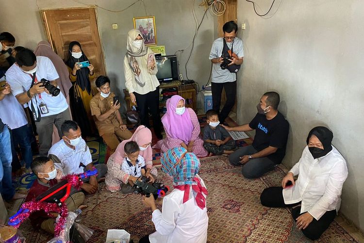 Menteri Sosial Tri Rismaharini mengunjungi balita penderita jantung bocor di Malingping, Kabupaten Lebak, Provinsi Banten, Selasa (13/9/2022).