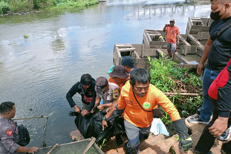 Petugas dan relawan mengevakuasi mayat yang mengambang di Sungai Tuntang, Rabu (10/4/2024)