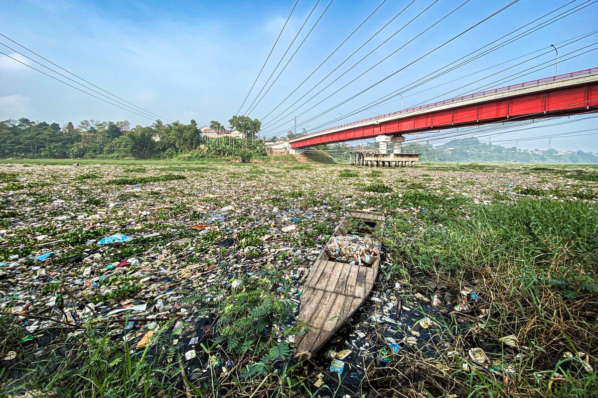 Lautan sampah membentang di perairan Sungai Citarum di kawasan Batujajar, Kabupaten Bandung Barat (KBB), Jawa Barat, Rabu (12/6/2024) pagi. Tepat di bawah Jembatan Callender Hamilton (DH) atau Babakan Sapan (BBS) sampah-sampah itu menutup lapisan air sepanjang mata memandang dari ujung aliran sungai hingga muara di waduk Saguling.